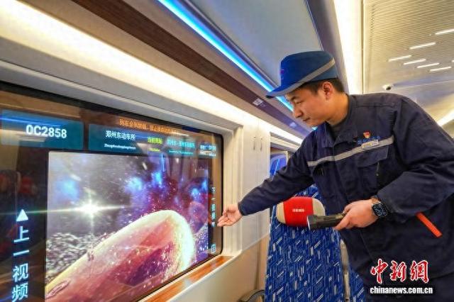 图为动车机械师耿嵩程正在检测智慧车窗。崔轩豪 摄