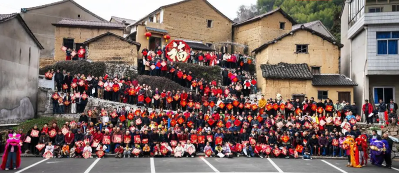 ▲浙江省绍兴市新昌县东山村拍摄的“全村福”。图/极目新闻