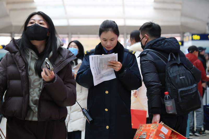 北京南站客运车间班组长李玲正在核对工作信息。新京报记者 王远征 摄