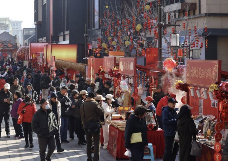 北京隆福寺新春市集现场熙熙攘攘、人气很旺。新京报记者王贵彬 摄