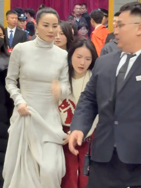 王菲 春晚表演完后台路透|李谷一|春节联欢晚会_新浪新闻