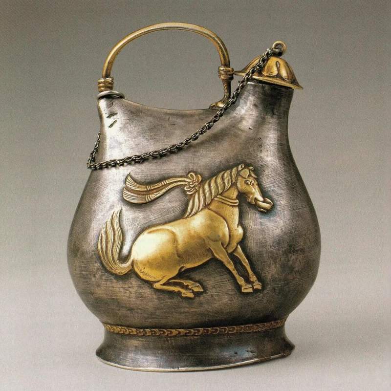 〔唐〕鎏金舞马衔杯纹银壶，陕西历史博物馆藏。