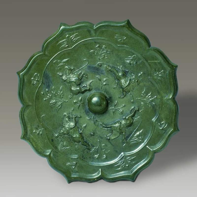 〔唐〕打马球图铜镜，扬州博物馆藏。