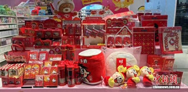 2月14日，广西桂林市象山区杂货店内IP联名年俗产品展示区。莫伟雯 摄