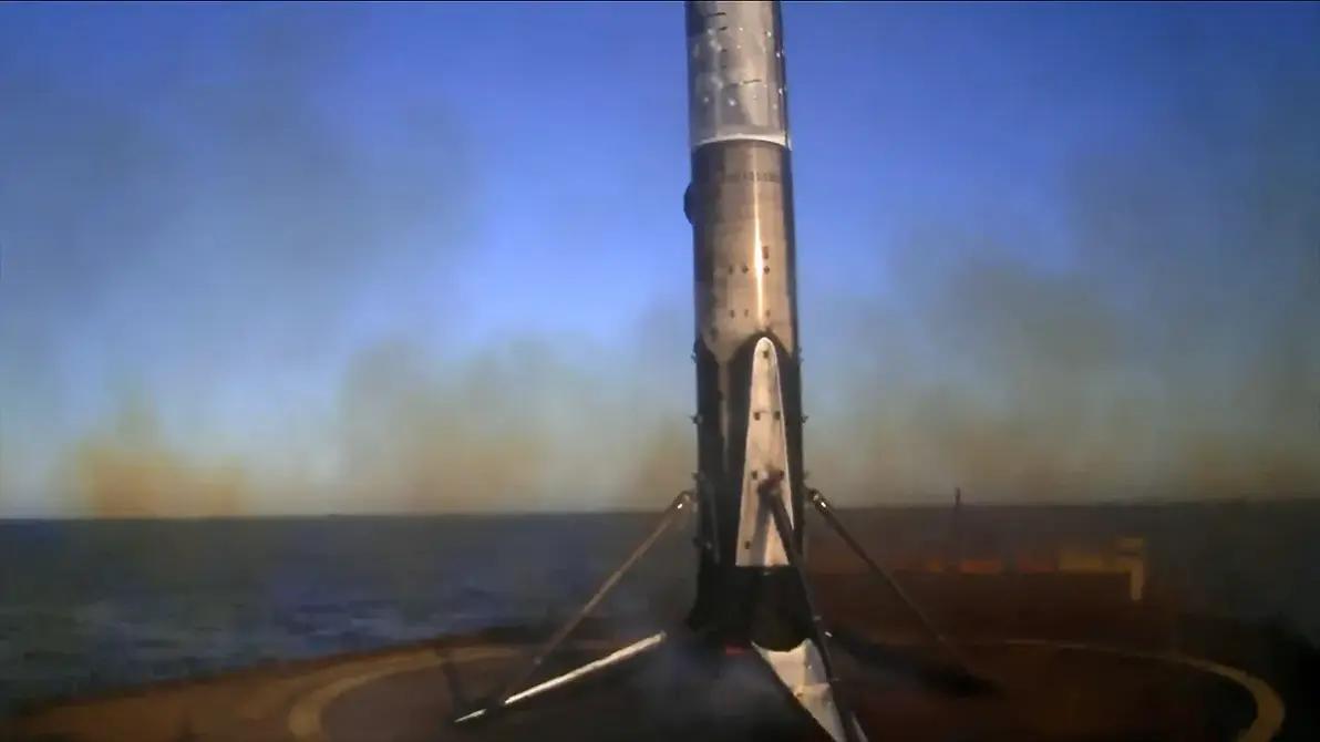 Spacex2026年第14次发射！31手猎鹰9火箭将25颗starlink卫星送入近地轨道！猎鹰火箭猎鹰9号火箭星链卫星无人机助推 