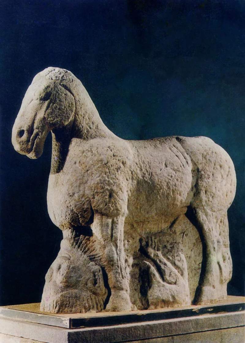 〔西汉〕马踏匈奴石像，茂陵博物馆藏。