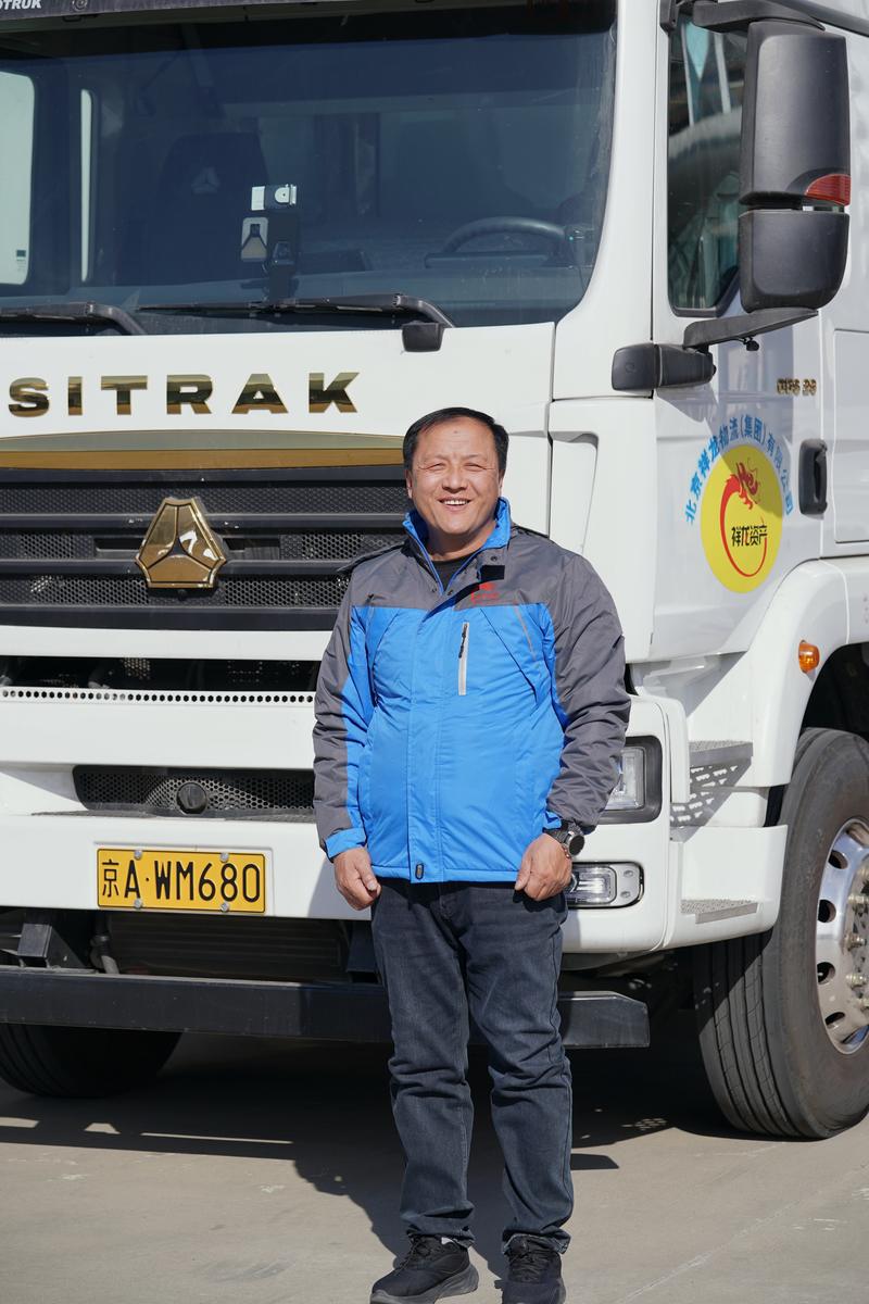 今年春节，货车司机邳振营依旧“在路上”。新京报记者 王贵彬 摄