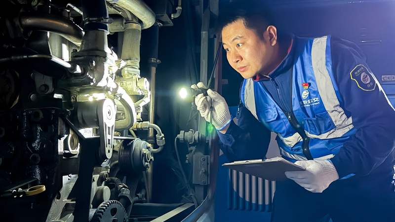 北京市劳动模范、北京公交集团保修分公司一车间职工王杨正在检修公交车。马振涛 摄