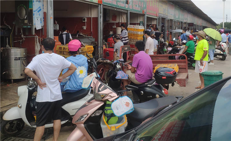 鸭子宰杀生意红火,南宁一摊主“过腊”拔毛引担忧!回应来了|南宁市|广西壮族自治区|摊位|鸭毛|鸡_新浪新闻