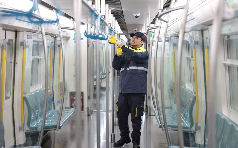 李易逐个检查吊环拉手。新京报记者 王贵彬 摄