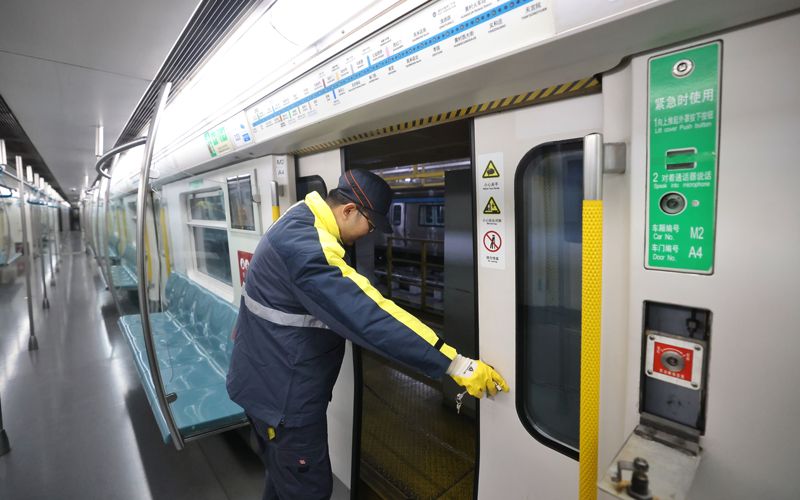 李易对车门进行检修。新京报记者 王贵彬 摄