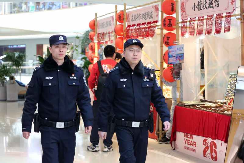 通州警方重点加强客流密度动态监测，对非遗巡游、新春市集等人员密集区域实时监测。北京警方供图