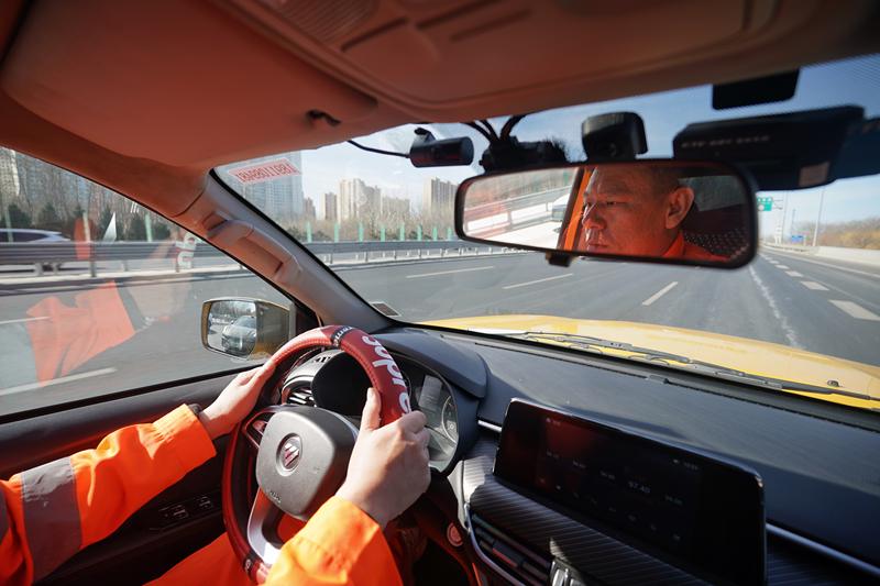 张华正在驾车巡查路面。新京报记者 王贵彬 摄