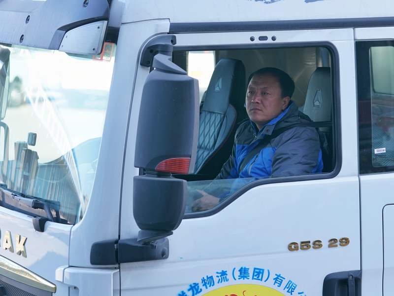 北京祥龙物流（集团）有限公司货车司机邳振营正在驾驶车辆。新京报记者 王贵彬 摄
