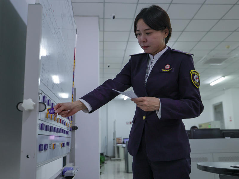 深夜的西郊线控制中心内，行车调度员张陈正核对工作信息。董万鑫 摄 