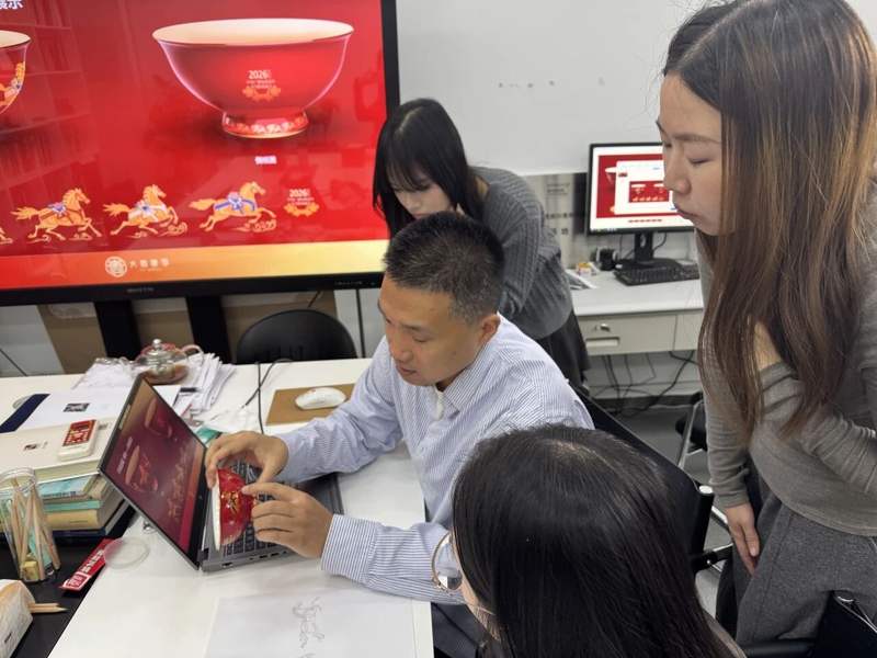 申文广（中）和团队学生一起参与创作。图/北京联合大学艺术学院官方微信公众号