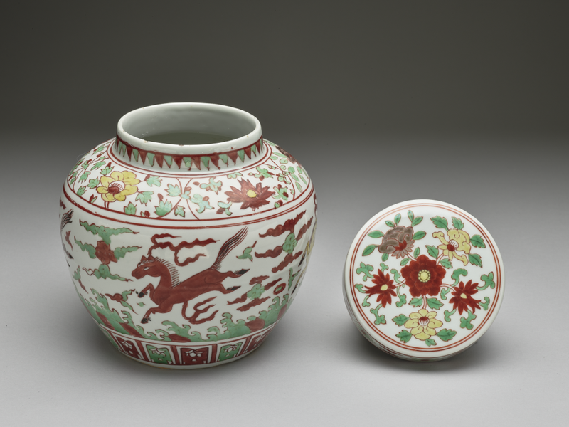 〔明〕五彩天马纹盖罐，台北故宫博物院藏。