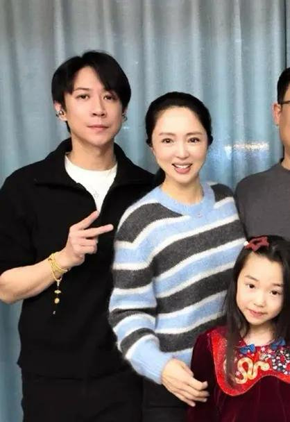 董璇的现任丈夫张维伊与女儿小酒窝的相处关系怎么样？|高舒乔|佟丽娅|张子|质疑|细节_手机新浪网