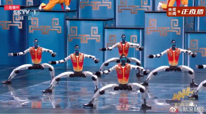 马年春晚上演的机器人武术节目《武BOT》具体有哪些高难度动作？|宇树科技|央视春晚|登场|威风凛凛|广东卫视龙年湾区春晚_新浪新闻
