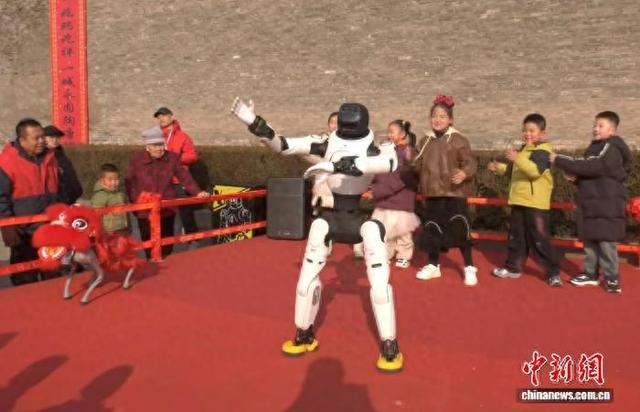 2月17日，山西平遥古城机器人嘉年华上，机器人与游客互动。张生腾 摄