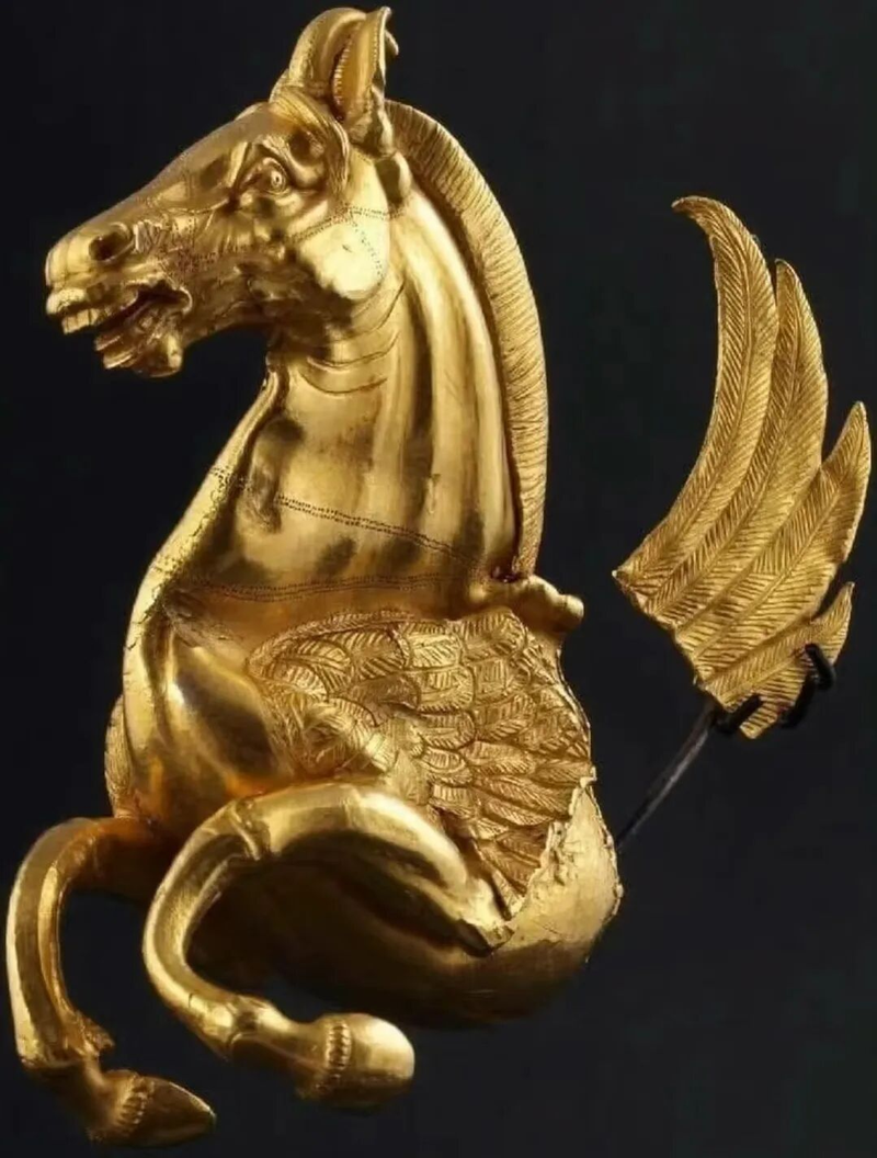 保加利亚拉兹格勒瓦佐沃村出土的公元前五至四世纪色雷斯人制造的金马雕塑。