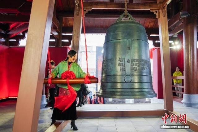 2月17日，2026年南宁钟鼓楼鸣钟祈福活动在邕州古城·中山路历史文化街区举行。图为活动现场。叶子榕 摄