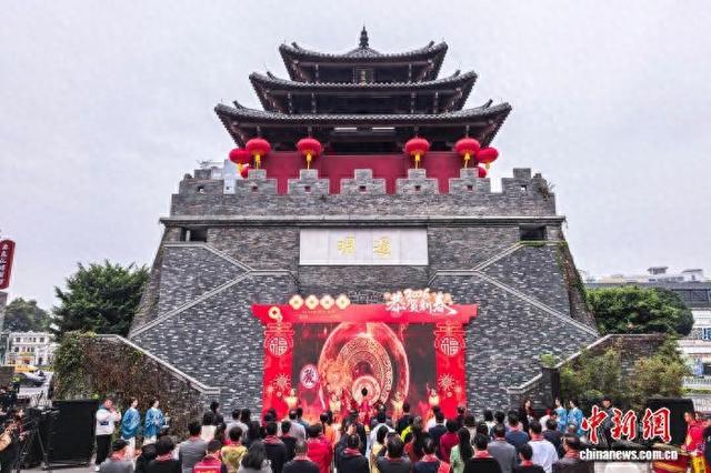 2月17日，2026年南宁钟鼓楼鸣钟祈福活动在邕州古城·中山路历史文化街区举行。 叶子榕 摄