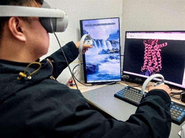 团队使用VR绘制蛋白骨架。浙江大学供图