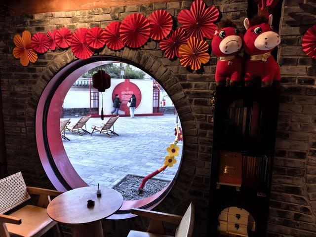 2月14日，北京鼓楼，某咖啡店墙壁上放着“笑笑马“和”哭哭马”玩偶。中青报·中青网记者 陈剑/摄