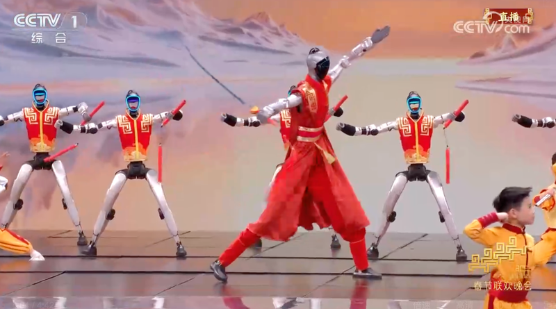 宇树H2人形机器人表演舞剑。央视新闻截图