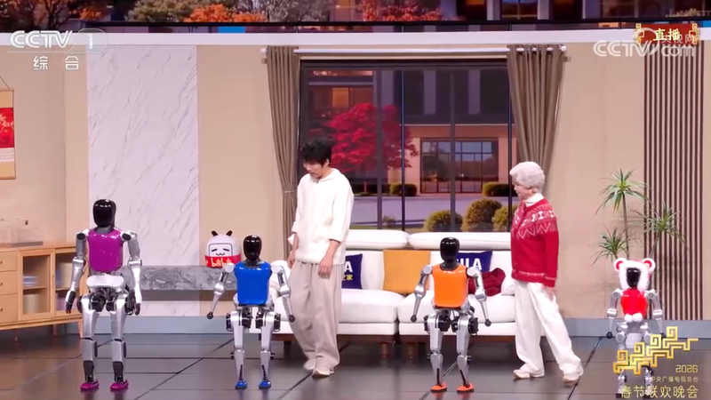 松延动力机器人表演小品。央视新闻截图