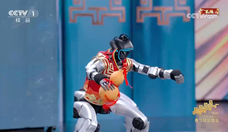 宇树多台G1机器人手持葫芦演绎醉拳。央视新闻截图