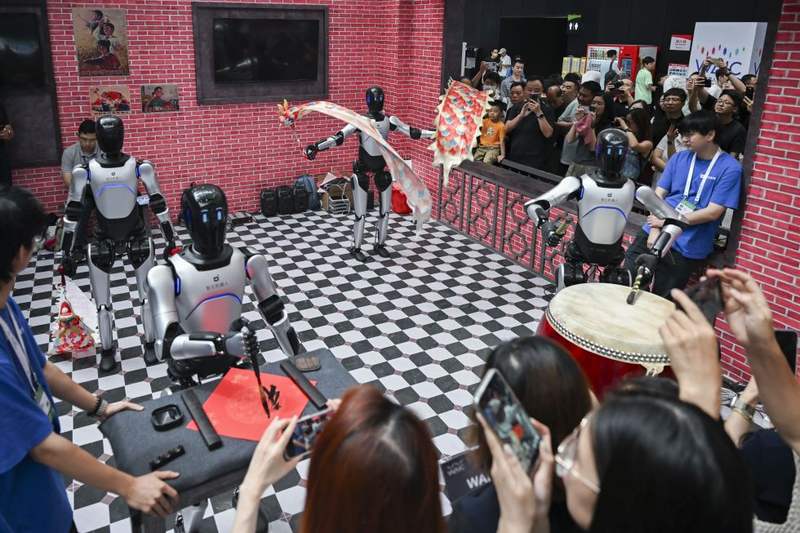 2025年7月29日，在上海2025世界人工智能大会上，智元机器人进行“才艺”展示，吸引参观者驻足观看。新华社照片