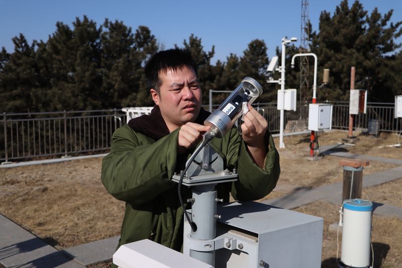 吴蕾在延庆区佛爷顶国家气象观测站值班。王梓润 摄