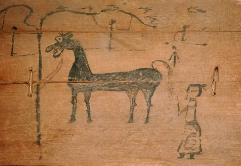 马厩图版画，出自汉代肩水金关遗址，图中的马大约就是汉人心目中高头大马的形象。