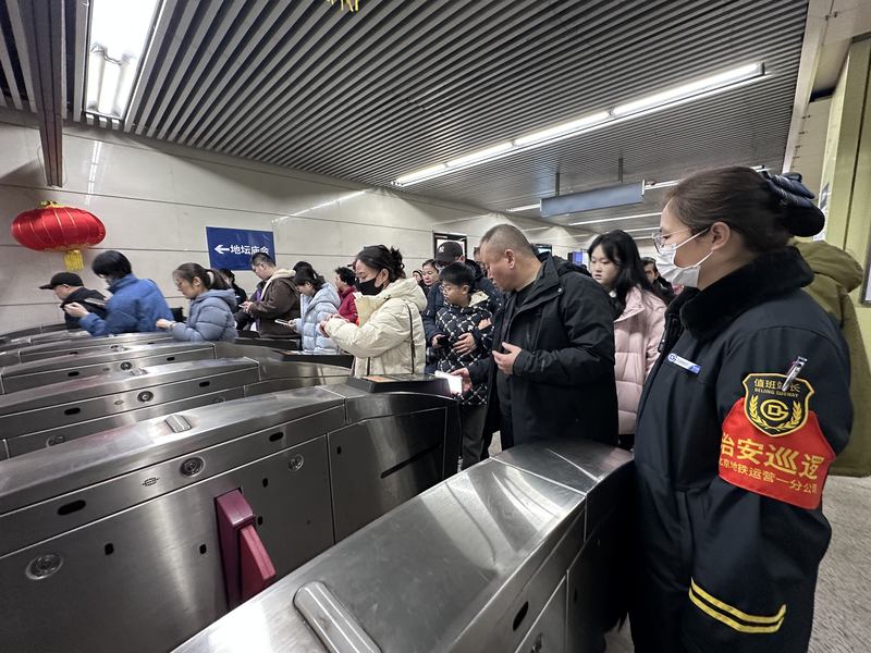 地铁和平里北街站，工作人员引导乘客快速出站。新京报记者 裴剑飞 摄