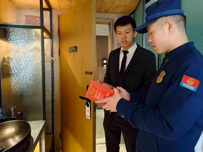 消防指战员在酒店检查消防设备。东城消防供图