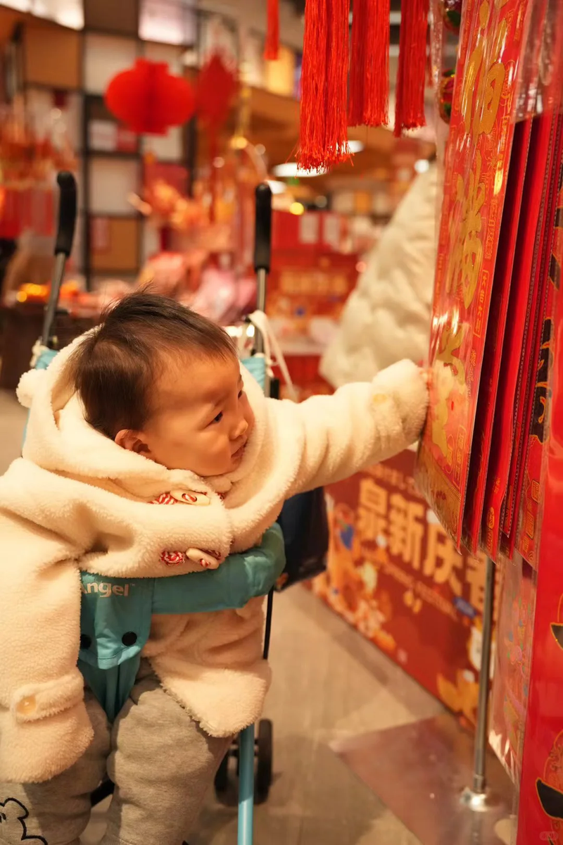 孩子、春联与美食。读者“郑舒予”供图