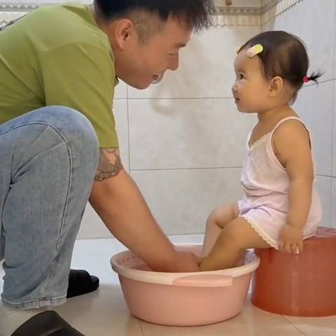 爸爸对女儿的爱就是这么突然，妈妈对爸爸的爱如一盆冷水！