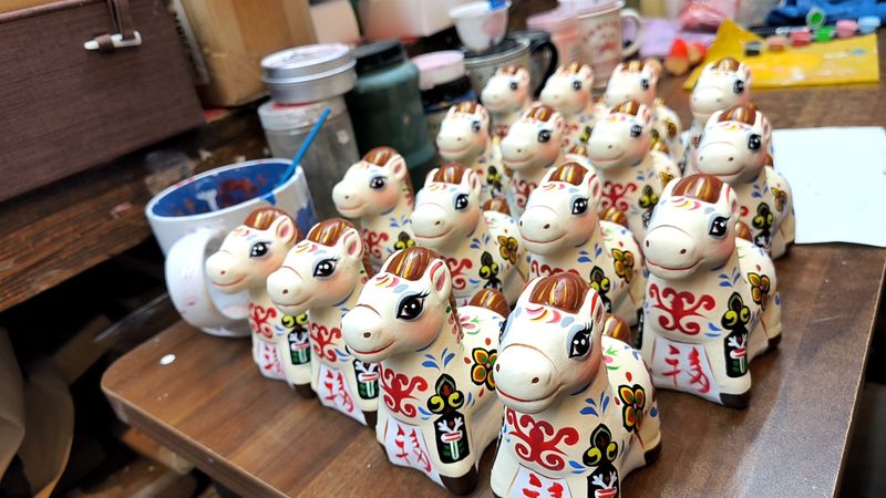 张忠强特意为马年设计的兔儿爷。受访者供图