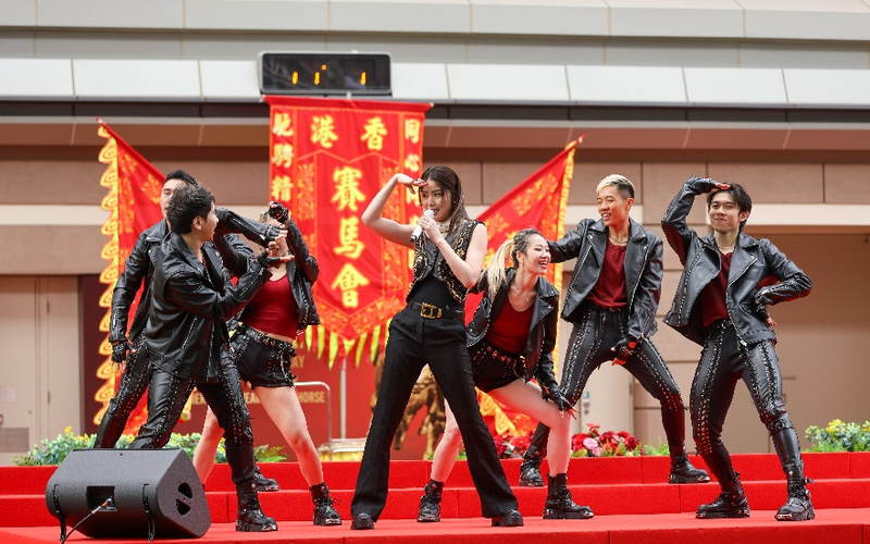 乐坛实力唱将陈慧琳,组合农夫 FAMA及麦玲玲在综合汇演担任表演嘉宾,为现场马迷献唱多首金曲。