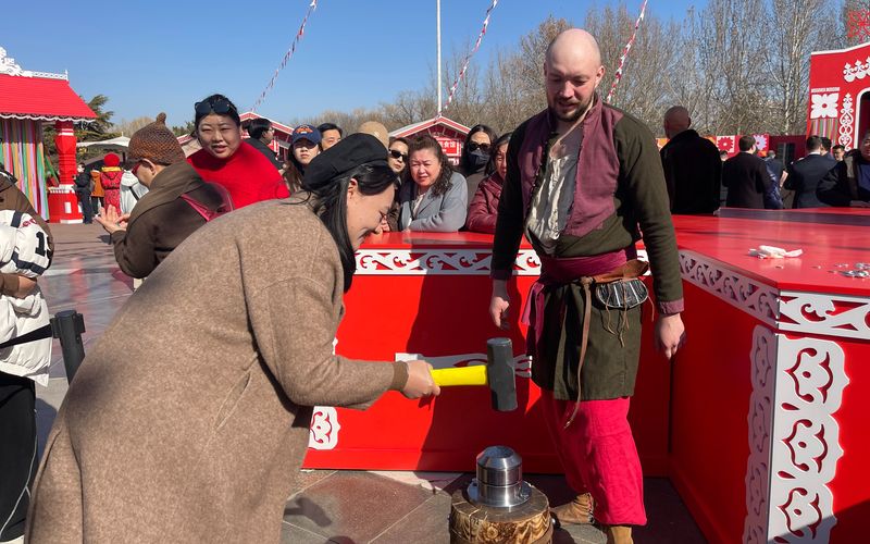 游客体验砸“银币”。新京报记者 吴婷婷 摄