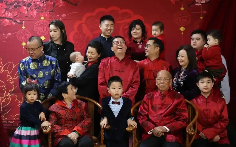 ▲北京，管先生一家四代17口人在照相馆拍摄新春全家福。图/新京报