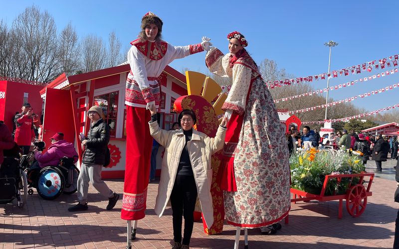 活动中，游客与演员合影。新京报记者 吴婷婷 摄