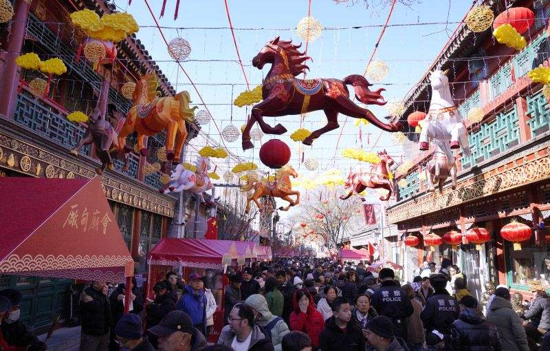 大年初一，游客逛厂甸庙会。新京报记者 薛珺 摄