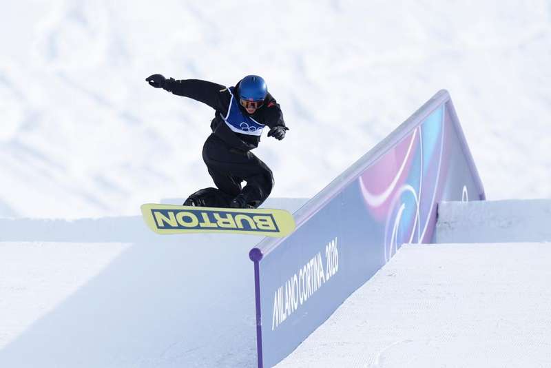 2月18日，苏翊鸣在男子坡面障碍技巧决赛比赛中。新华社记者 夏一方 摄