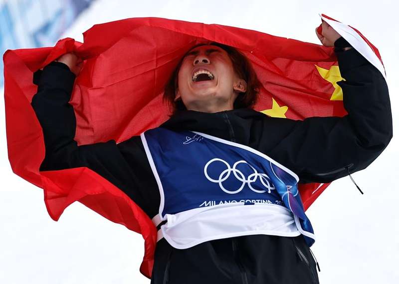 2月18日，苏翊鸣在比赛后庆祝夺冠。新华社记者 王鹏 摄