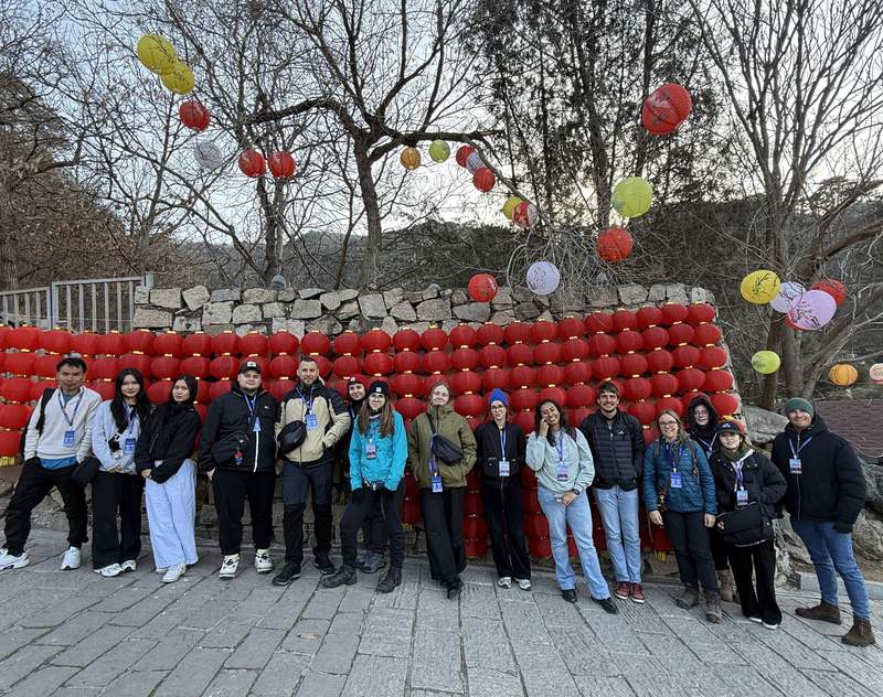 参加“免费北京半日游”项目的外国游客合影。受访者供图