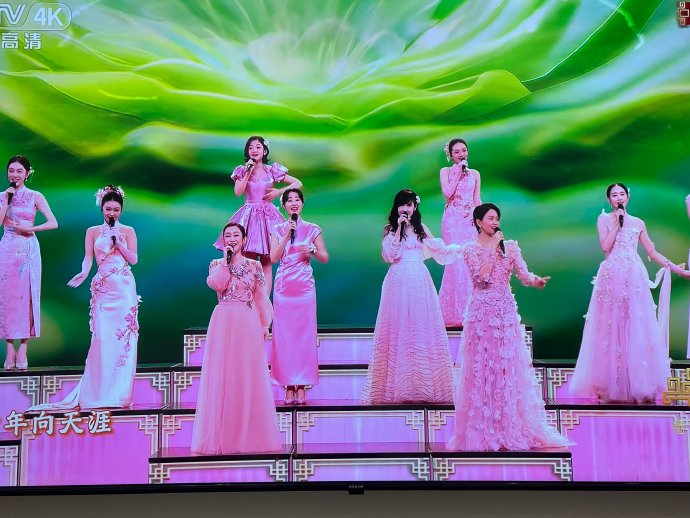 希林娜依高在2026年央视春晚清唱的《立春》片段具体是怎样的?|春节联欢晚会|希林娜依·高|舞台|魔术|非遗_新浪娱乐_新浪新闻