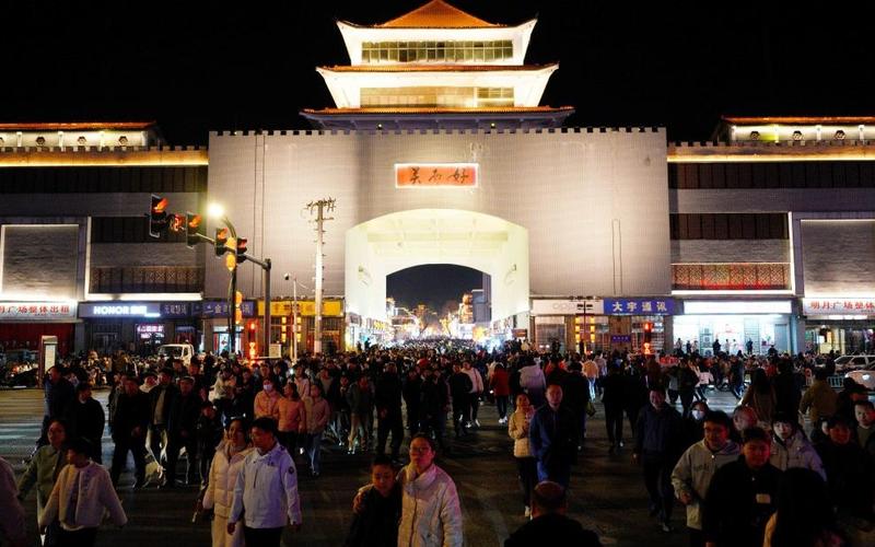 ▲2月19日，游客在河北邢台好南关参观游玩。图/新华社